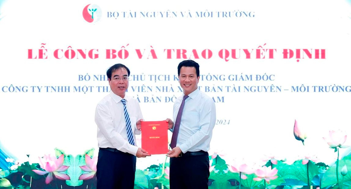 Trao quyết định bổ nhiệm Chủ tịch kiêm Tổng Giám đốc Nhà xuất bản Tài nguyên - Môi trường và Bản đồ Việt Nam