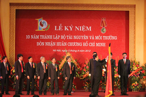 Kỷ niệm 10 năm thành lập : Bộ TN&MT đón nhận Huân chương Hồ Chí Minh