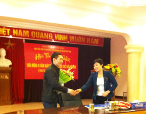 Chủ tịch kiêm Tổng giám đốc Nguyễn Chân Huyền trao quyết định