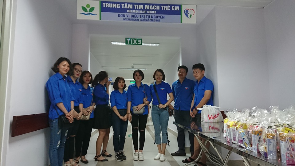 Đoàn Thanh niên Nhà Xuất Bản Tài nguyên - Môi trường và Bản đồ Việt Nam thăm và tặng quà tại Trung tâm tim mạch trẻ em-Bệnh viện Nhi Trung Ương