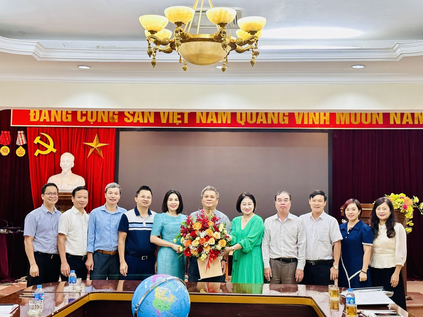 Gặp mặt chia tay đồng chí Kim Quang Minh - nguyên Chủ tịch kiêm Tổng Giám đốc Nhà xuất bản Tài nguyên - Môi trường và Bản đồ Việt Nam về nghỉ chế độ