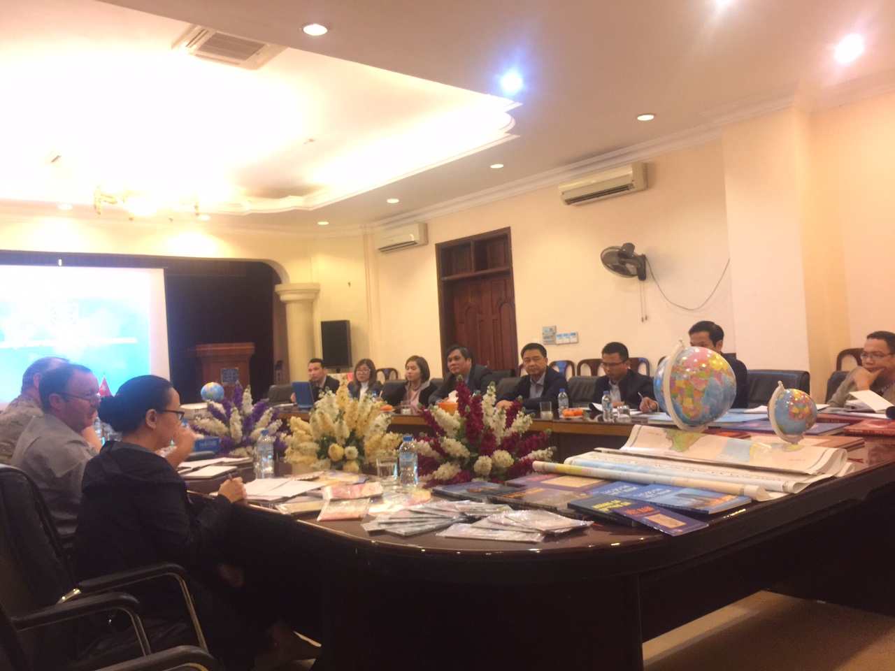 Tiếp đoàn Đại diện Đại sứ quán Anh thăm làm việc trao đổi hợp tác với Nhà xuất bản Tài nguyên Môi trường và Bản đồ Việt Nam