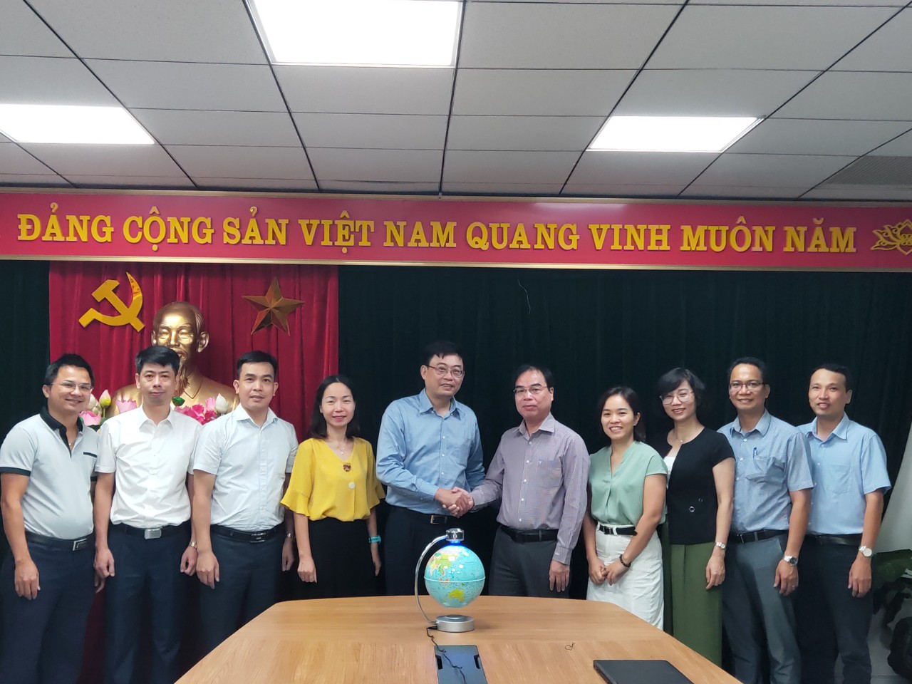 Nhà xuất bản Tài nguyên - Môi trường và Bản đồ Việt Nam làm việc, chia sẻ và học hỏi kinh nghiệm về xuất bản điện tử và chuyển đổi số với Nhà xuất bản Thông tin và Truyền thông