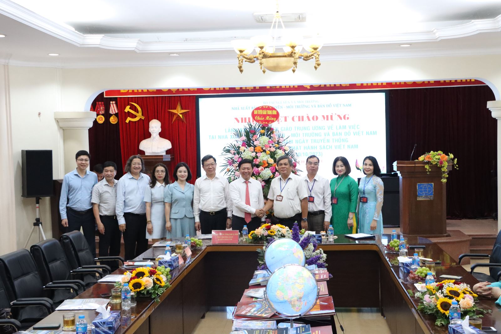 Lãnh đạo Ban Tuyên giáo Trung ương chúc mừng Nhà xuất bản nhân ngày kỉ niệm 71 năm ngày truyền thống ngành Xuất bản, In và Phát hành sách Việt Nam (10/10/1952 - 10/10/2023)