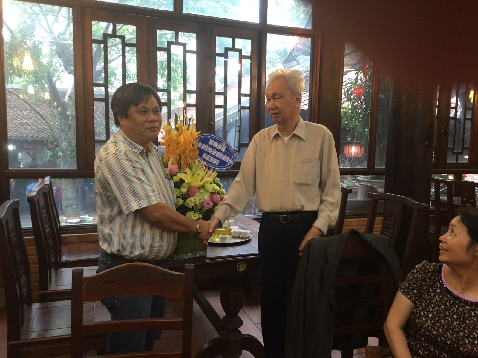 Lãnh đạo Nhà xuất bản Tài nguyên - Môi trường và Bản đồ Việt Nam đến thăm hỏi và mừng sinh nhật đồng chí Nguyễn Phan Luân nguyên Giám đốc Nhà xuất bản Bản đồ